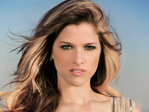 Cassadee Pope Announces Headlining East Coast Dates